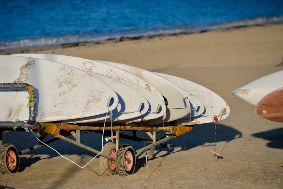 Planches empilées sur chariot sur une plage de Mykonos, sable doré