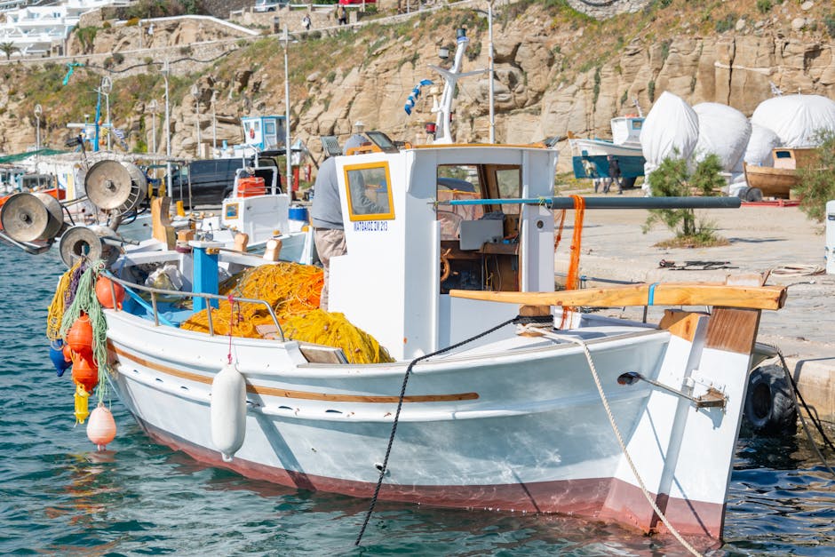 Traditionele vissersboot met gele netten aangemeerd in de haven van Mykonos