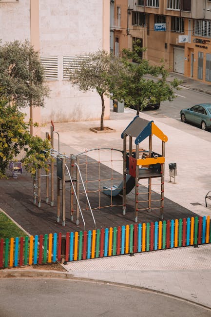Parco di quartiere con area giochi a Toumba