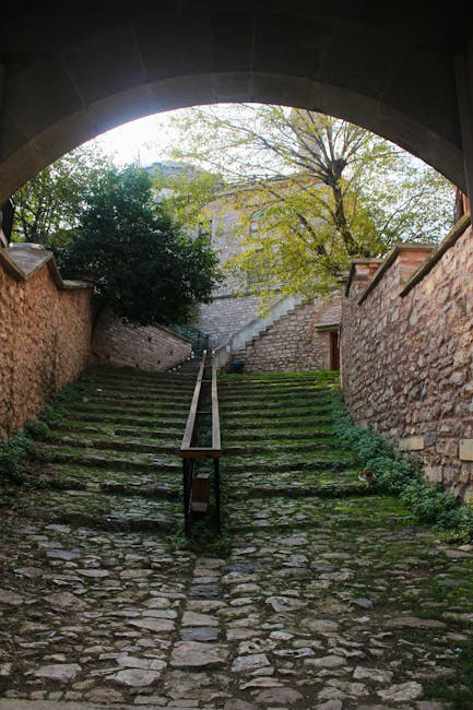Scalinata in pietra tra vicoli di Ano Poli