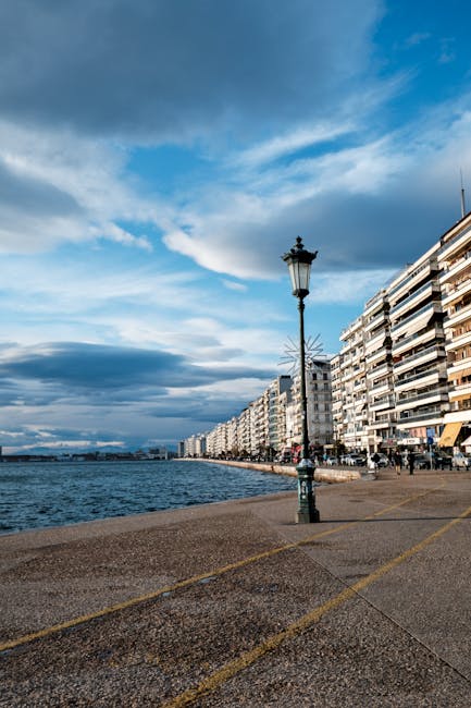 Lungomare di Tessalonica con passeggiata e sedute sul mare