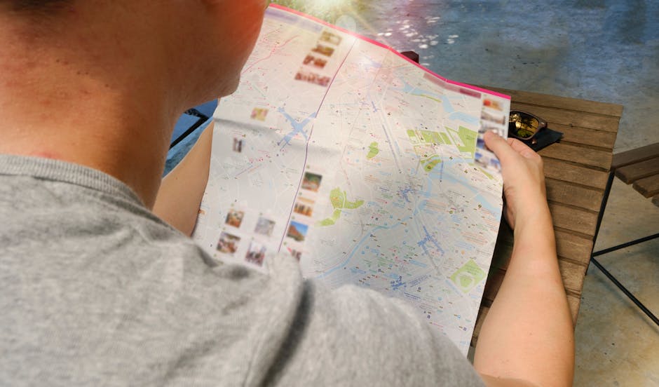 Turista che controlla la mappa