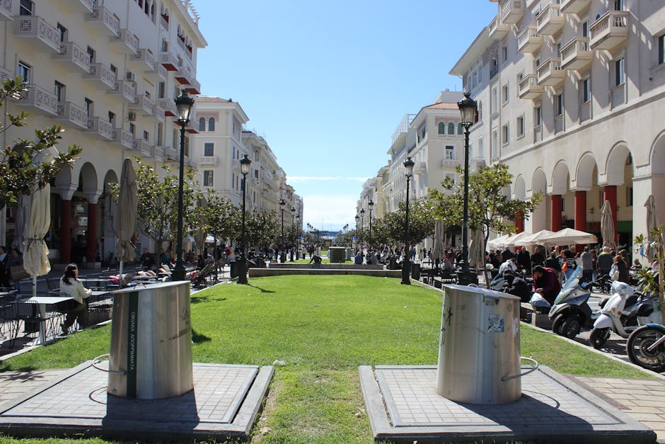Stradina tranquilla accanto a Piazza Aristotele al mattino presto