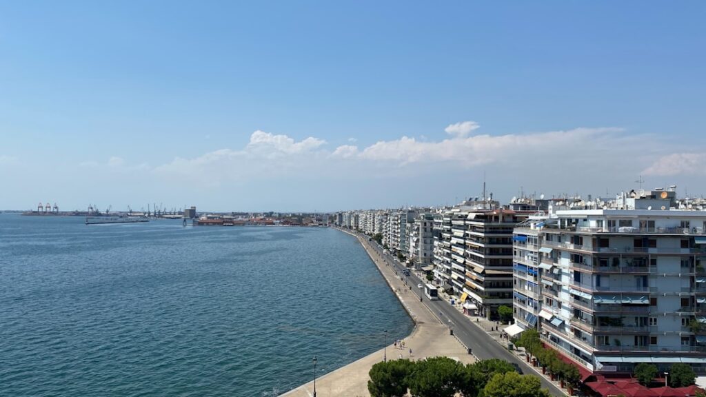 Panchine e vista sul mare lungo la Nea Paralia a Salonicco
