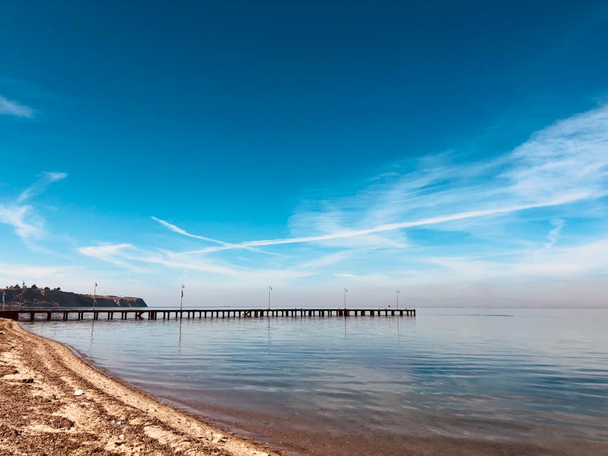 Pontile in legno sul mare con riflessi e acqua calma