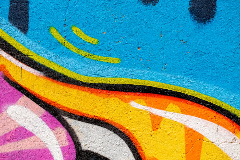 Murales colorati nella zona della ex stazione
