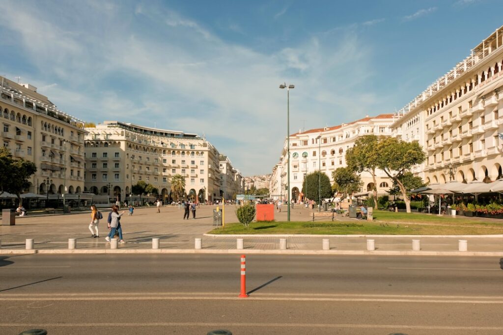 Arcata pedonale soleggiata e piccolo caffè nel cortile vicino a Piazza Aristotele