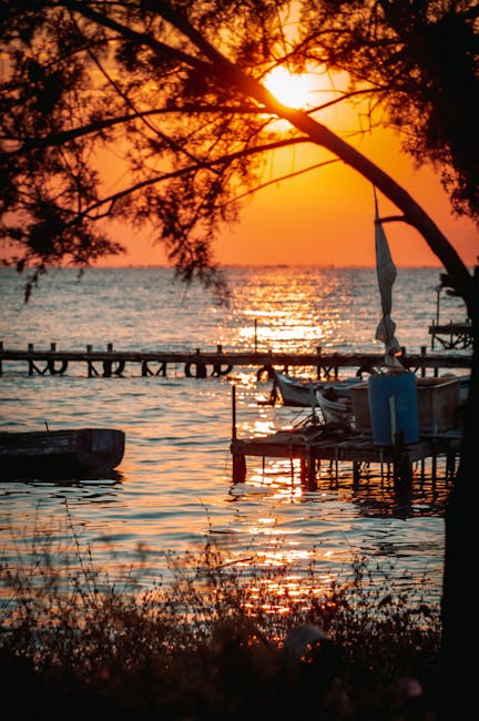 Tramonto visto da una panchina tranquilla sul lungomare della Nea Paralia