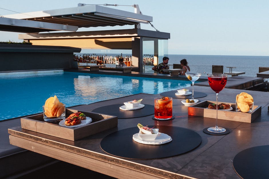 Rooftop con piscina e vista sul lungomare di Salonicco