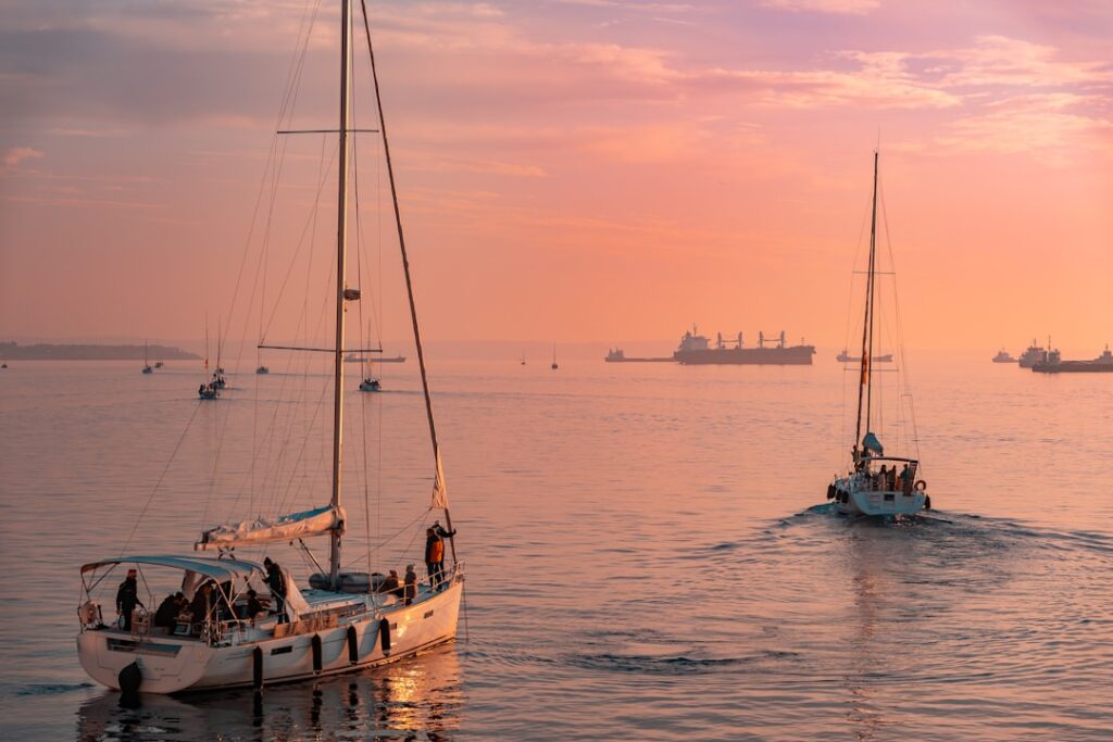 Lungomare di Salonicco con barche da tour al tramonto