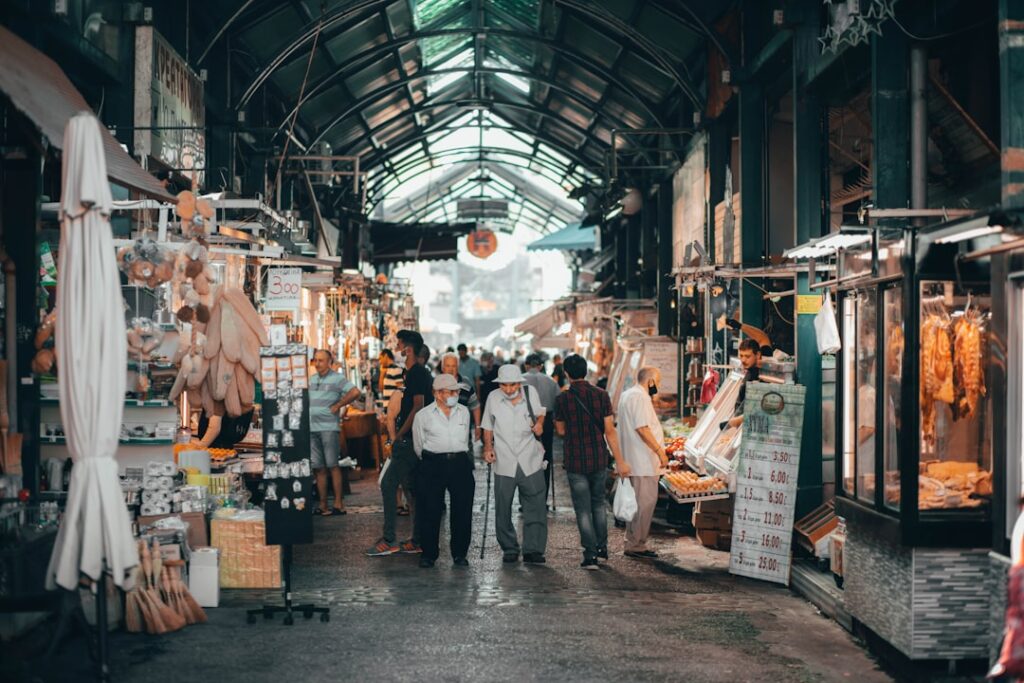 Mercato all'aperto di Salonicco con bancarelle colorate
