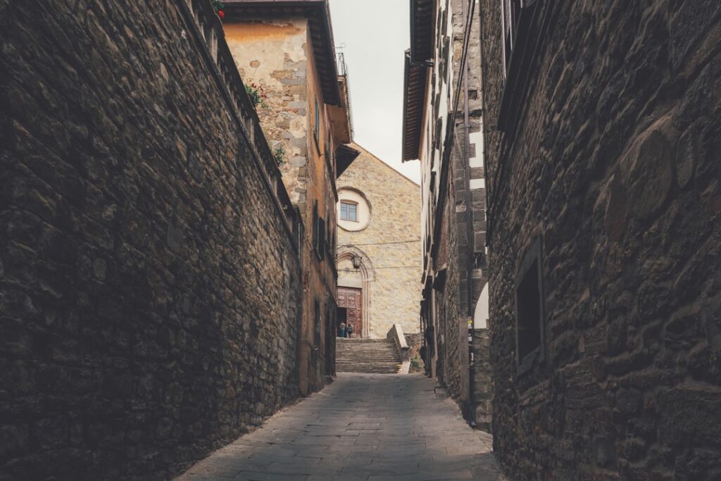 Vicolo lastricato nell'Ano Poli con vista sul Heptapyrgion