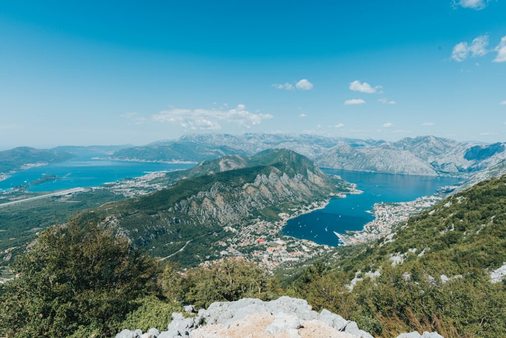 Veduta panoramica della Baia di Kotor con montagne e acqua blu