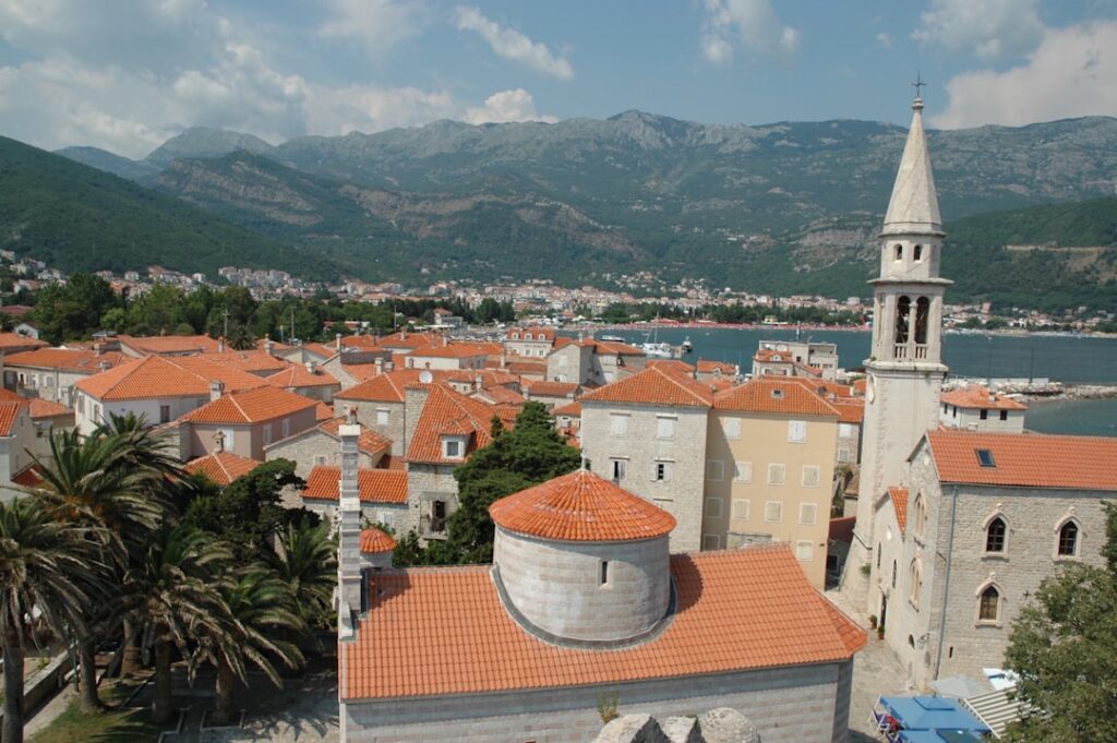 Scorcio dei tetti e campanile della città vecchia di Kotor