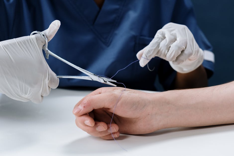 Operatore sanitario che sutura una ferita