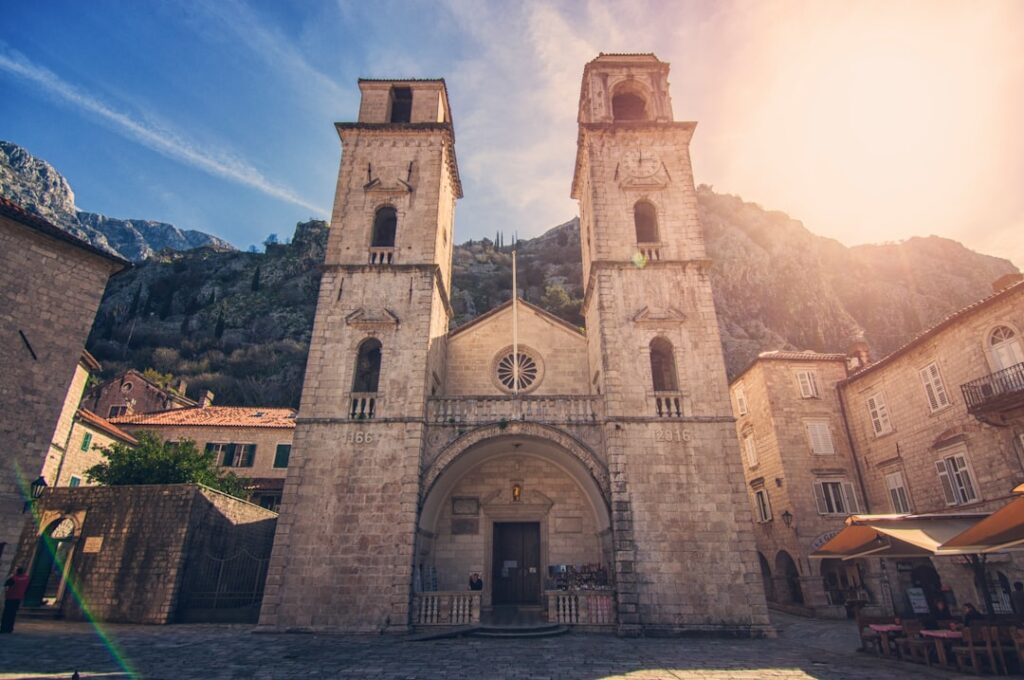 Cattedrale di Kotor con doppia torre e luce del sole