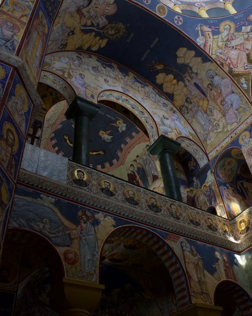 Kerkinterieur in Kotor met kleurrijke fresco's en zuilen