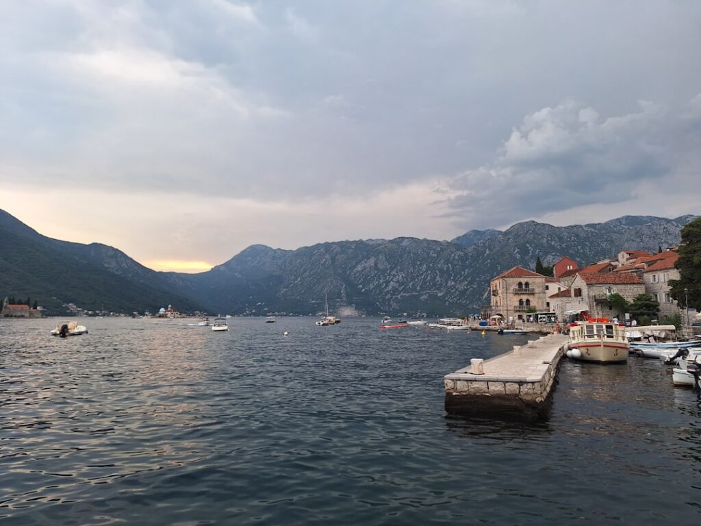 Kotor Bucht bei Sonnenuntergang mit Hinweis zur Sicherheit