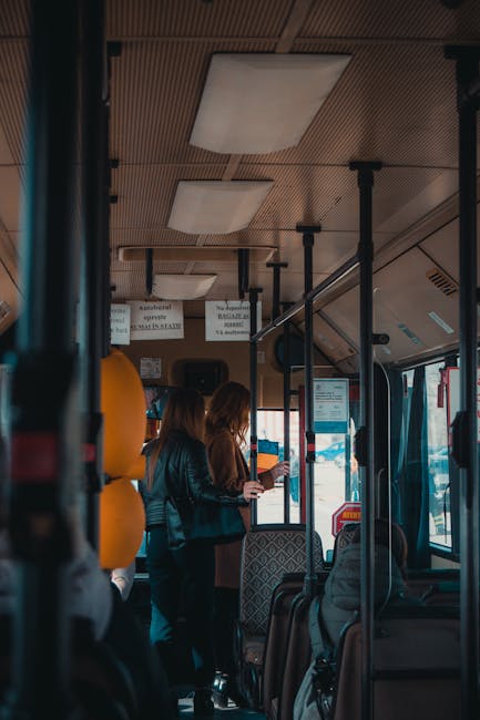 Passeggeri in piedi all'interno di un autobus locale a Kotor