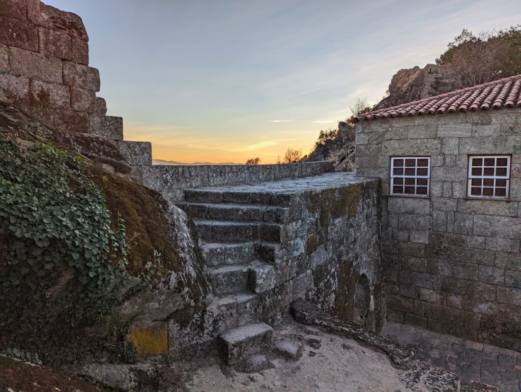 Oud stenen trap en vestingmuur bij zonsondergang boven Kotor