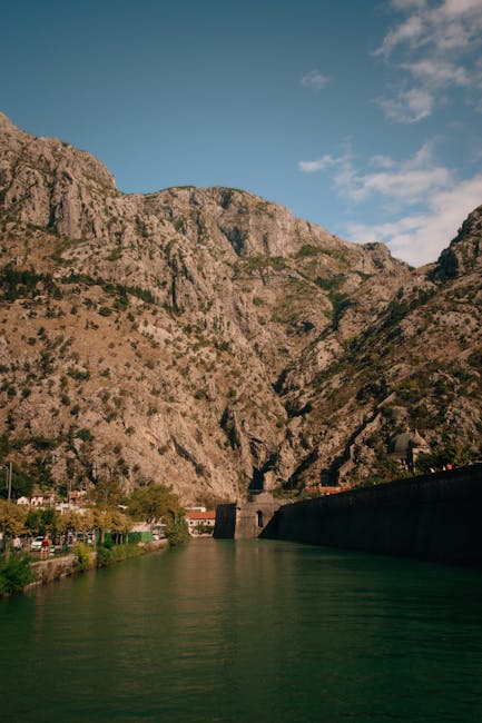 Kotor-Bucht mit steilen Felsen und Stadtmauer am ruhigen Wasser