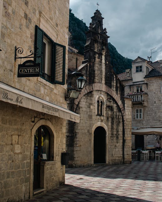 Place pavée de Kotor avec petite église et panneau 'Centrum'.