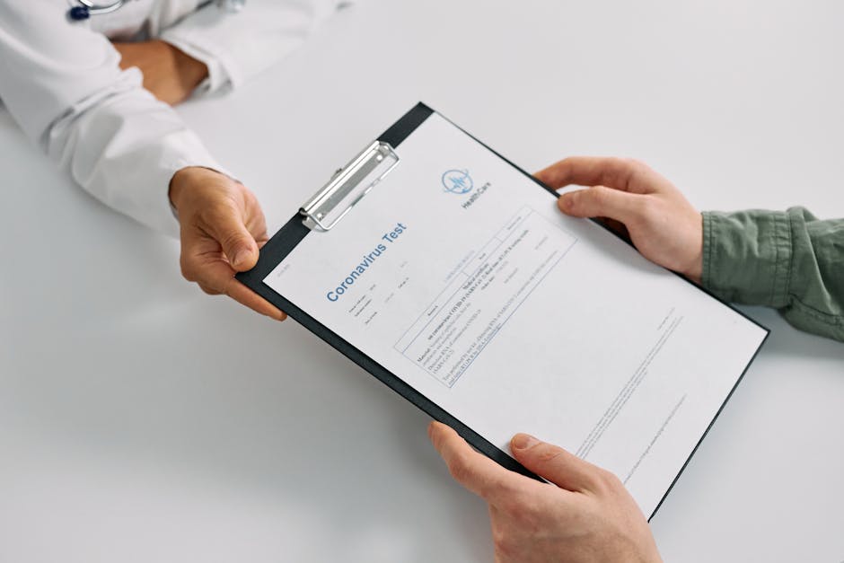 Arzt reicht einem Patienten ein Formular mit 'Coronavirus Test' darauf