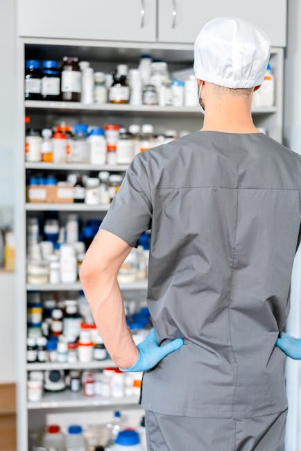 Medikamentenregale in der Apotheke