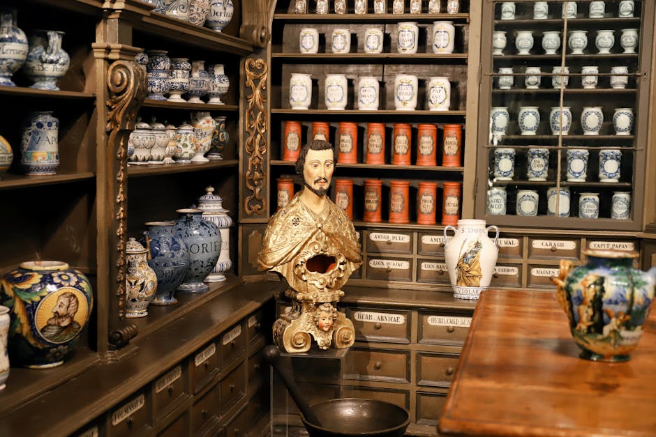 Intérieur d'une pharmacie ancienne à Kotor avec jarres et buste.