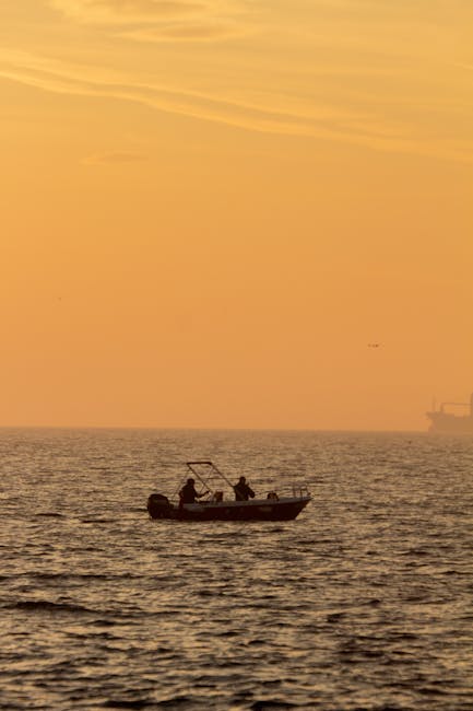 Barca silenziosa in silhouette sul mare al tramonto nella baia di Kotor