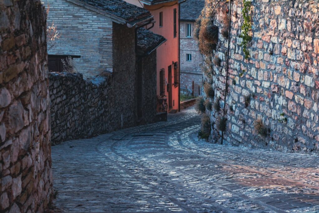 Rue pavée étroite bordée de murs en pierre à Kotor