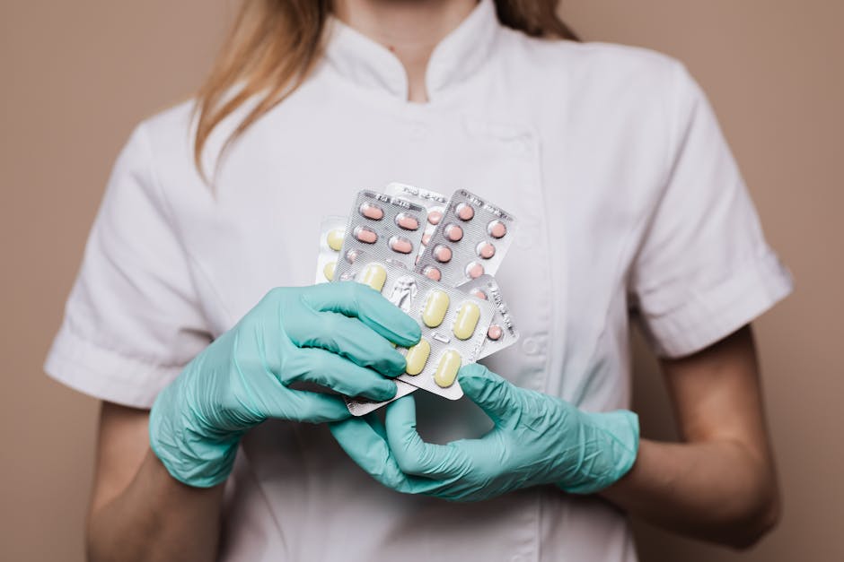 Apotheker übergibt Medikamente
