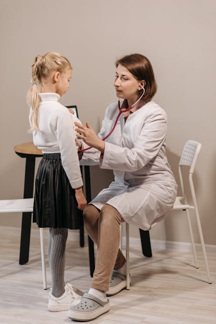 Medico ascolta il torace di una bambina durante visita pediatrica