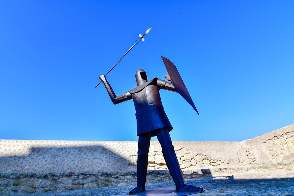 Moderne metalen ridderstandbeeld op de vestingmuur van Kotor