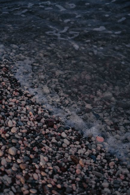 Kleihoekig kiezelstrand met helder water