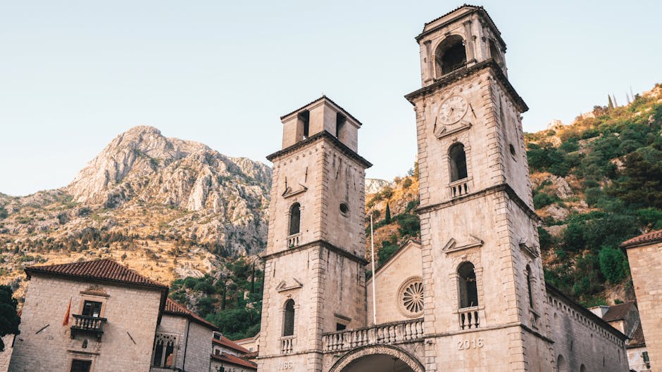 Tweelingklokkentorens van de kathedraal van Kotor voor rotsachtige bergen