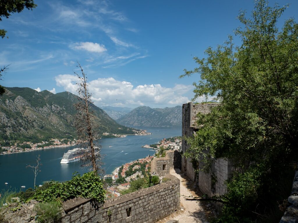 Ingang van een tunnel van Fort Vrmac met panoramisch uitzicht over Kotor