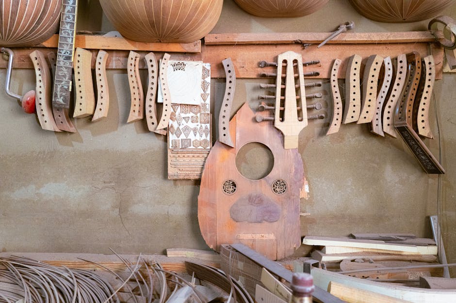 Houten werkbank in een vioolbouwersatelier met gereedschap