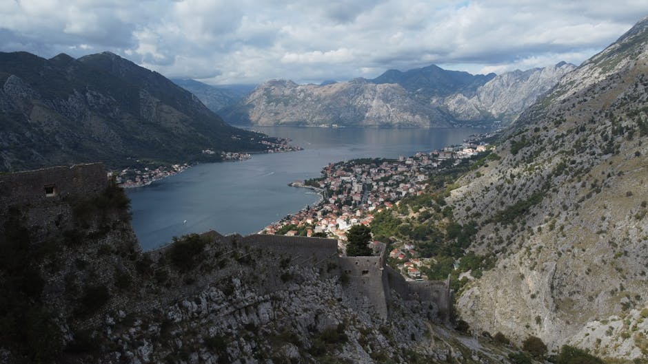 Uitzicht op de Baai van Kotor met oude vesting en stad beneden