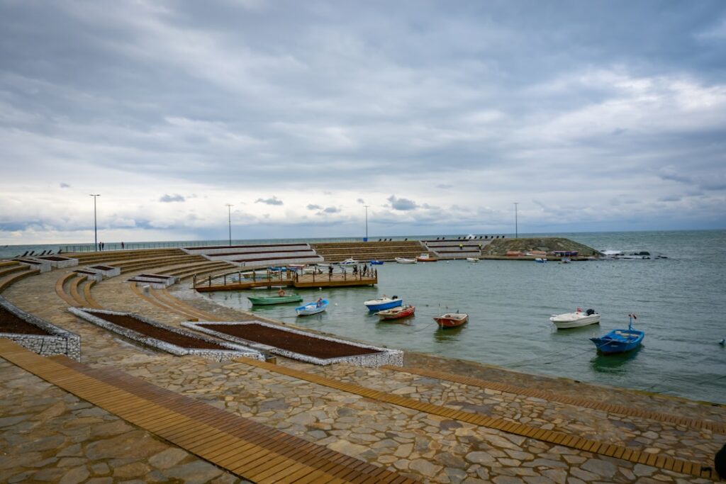 Passeggiata di Dobrota con vista sul mare e piccole barche ormeggiate