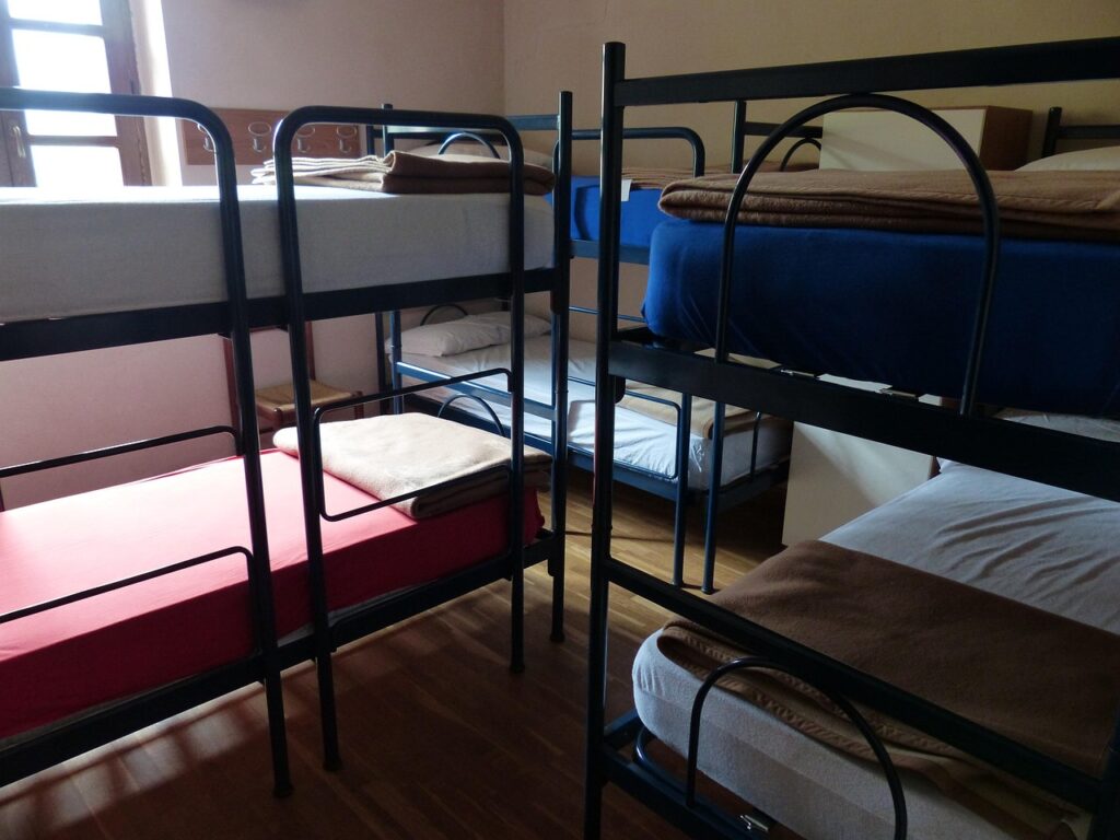 Chambre dortoir avec lits superposés dans une auberge à Kotor