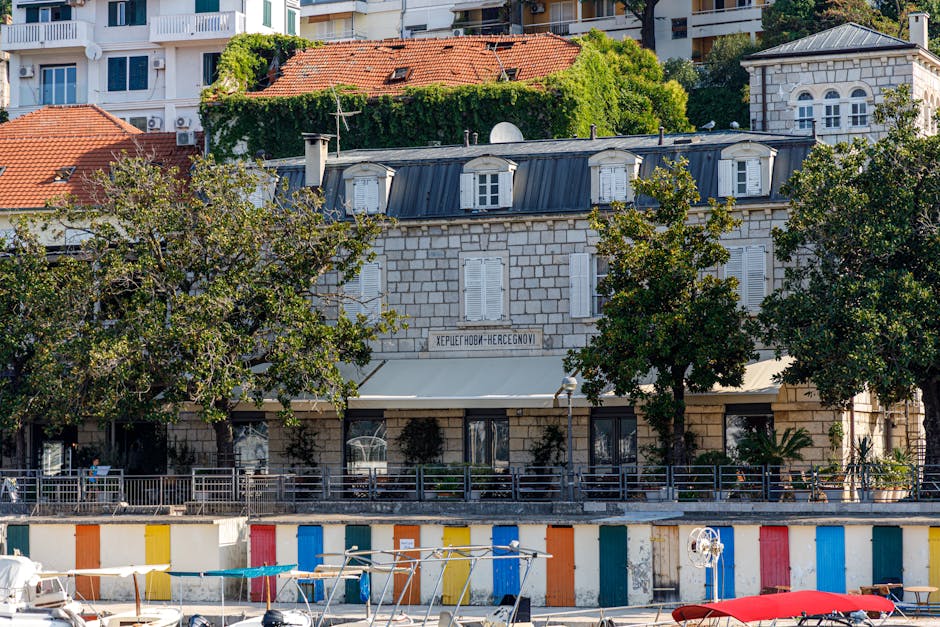 Edificio in pietra sul lungomare di Herceg Novi con cabine colorate