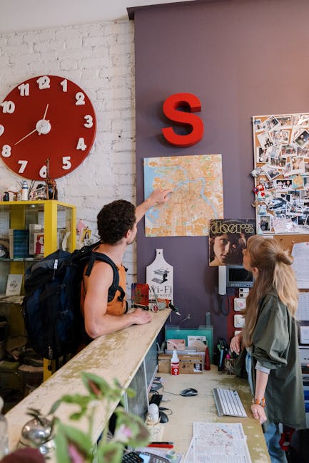 Voyageur au comptoir montrant une carte de Kotor à la réception