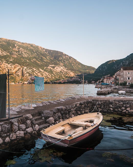 Riflesso del tramonto sulla baia di Kotor con piccole barche