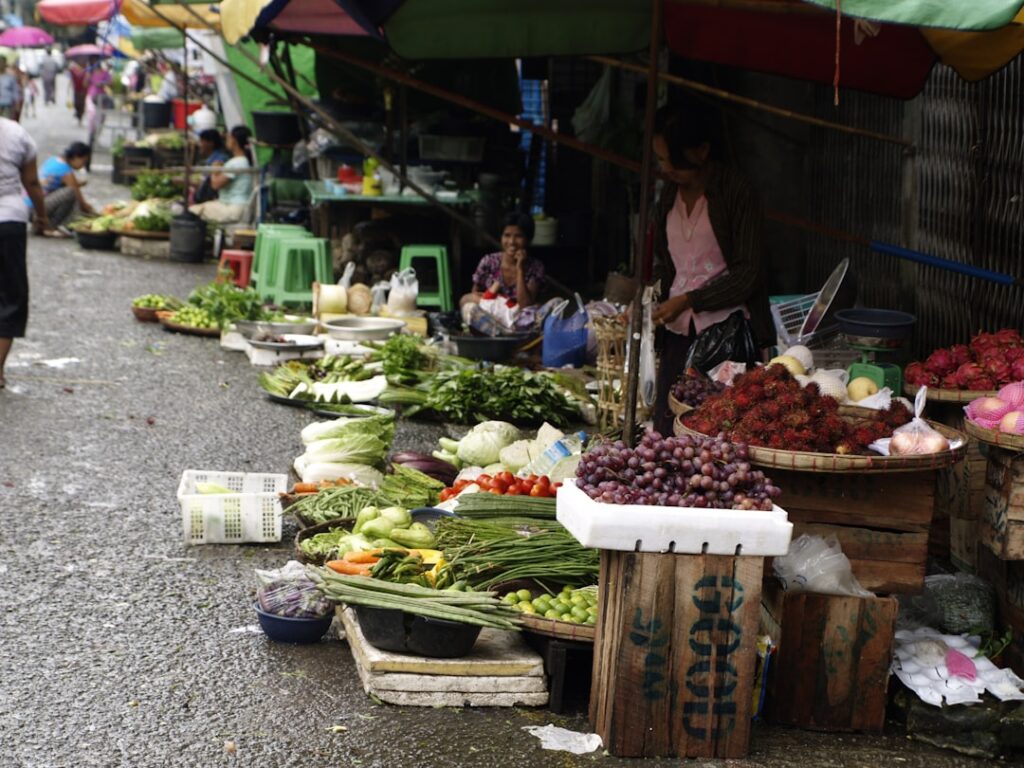 Mercato locale di Kotor con frutta e verdura fresca