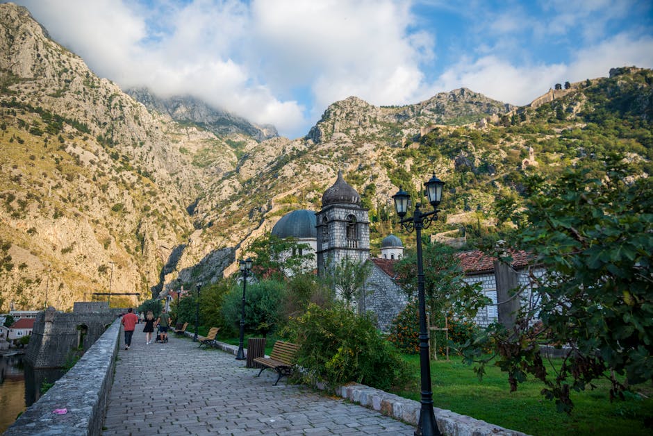 Tourist am Morgen in Kotor mit Blick auf die Altstadt