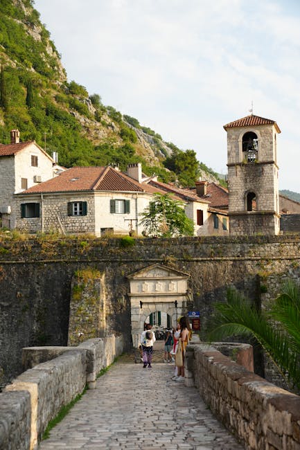 Entrée principale des remparts de Kotor avec tour et promeneurs