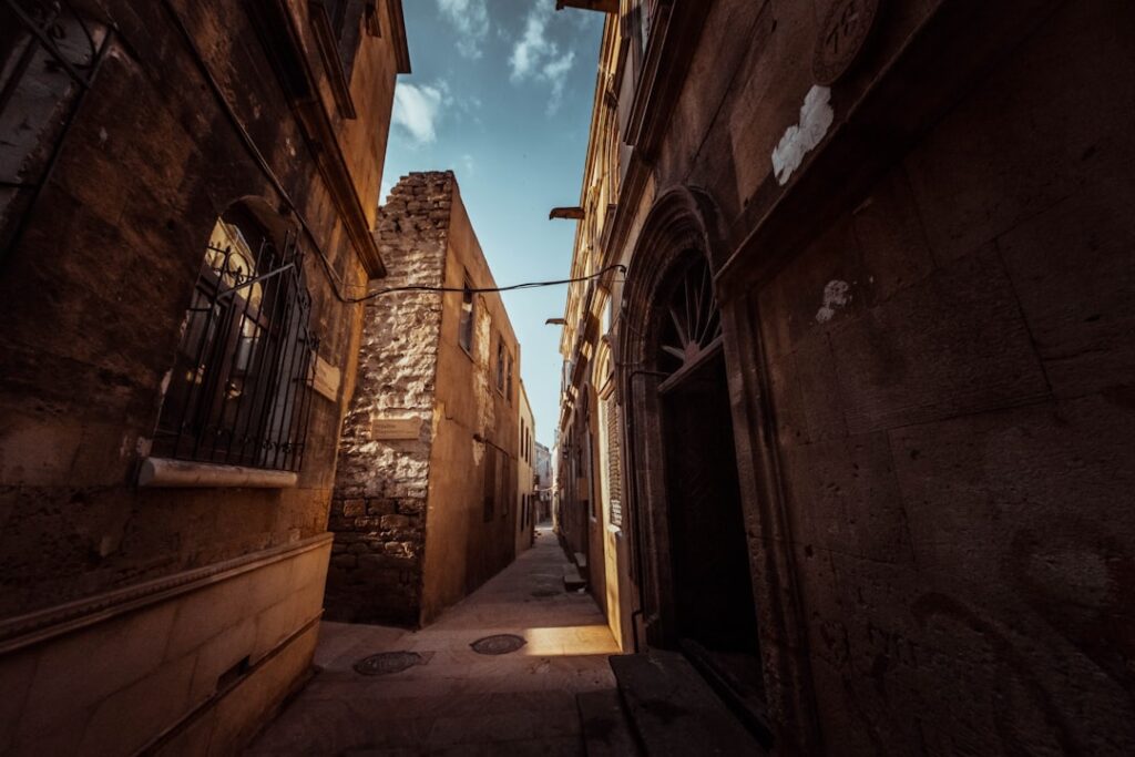 Smal steegje in de oude stad van Kotor bij ochtendlicht
