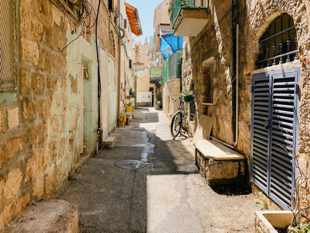 Stretto vicolo in pietra a Kotor con bicicletta e panni stesi