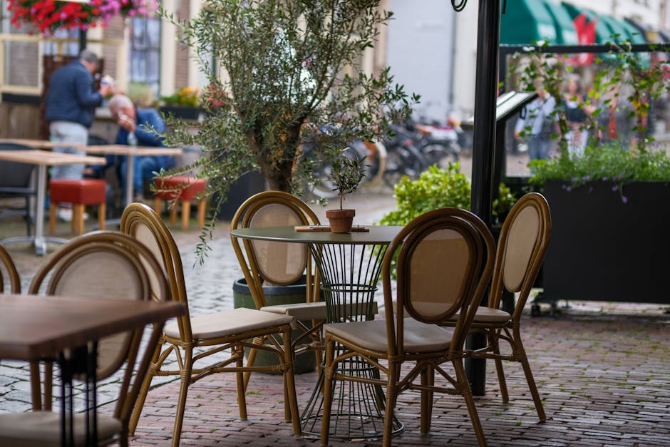Leerer Café-Tisch mit Stühlen auf Kopfsteinpflaster in Kotor.